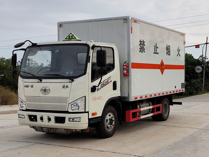 解放4.15米（藍(lán)牌）易燃液體廂式運(yùn)輸車(chē)